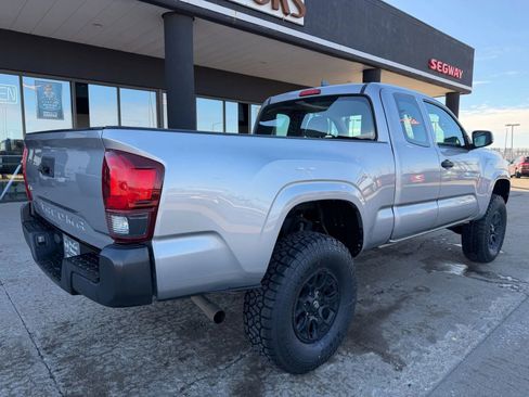 Used 2018 Toyota Tacoma SR image 9