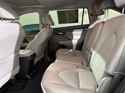 Used 2021 Toyota Highlander XLE FWD image 18