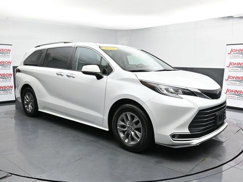 Used 2022 Toyota Sienna XLE image 2
