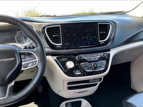 Used 2023 Chrysler Pacifica Touring-L FWD image 5