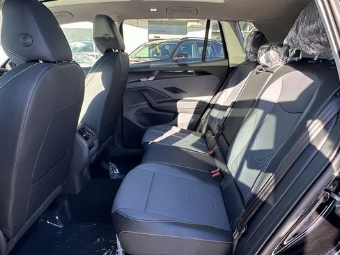 New 2025 Volkswagen Tiguan SE image 7