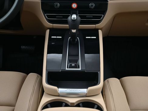 Used 2026 Porsche Macan AWD/4WD image 10