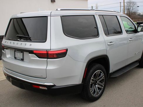 Used 2022 Jeep Wagoneer Series III w/ Flexible Seating Group image 6