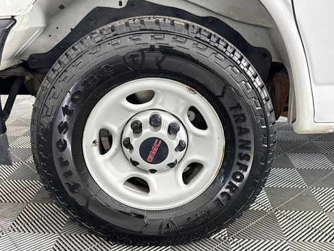 Used 2020 GMC Savana 2500 image 31