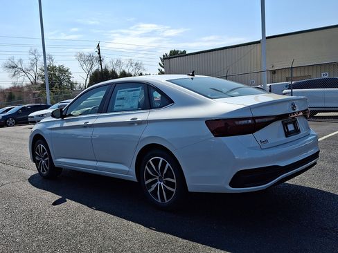 New 2026 Volkswagen Jetta SE FWD image 3