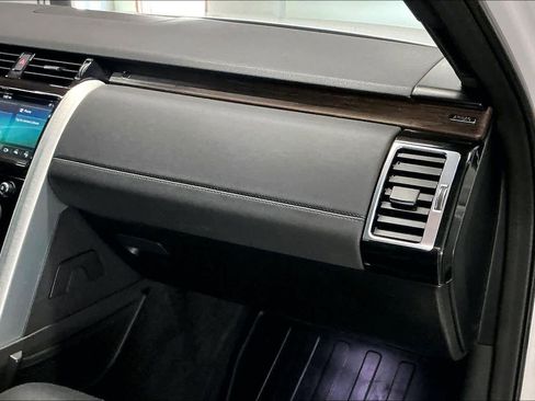 Used 2019 Land Rover Discovery HSE image 18