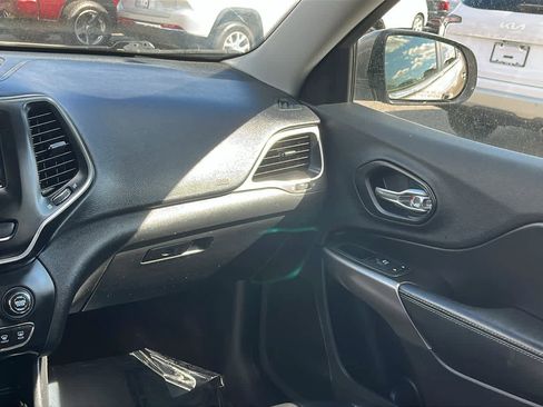 Used 2019 Jeep Cherokee Latitude Plus w/ Comfort/Convenience Group image 28