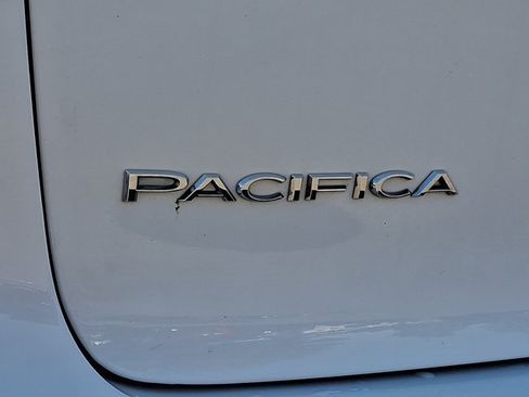 Used 2023 Chrysler Pacifica Touring-L FWD image 31