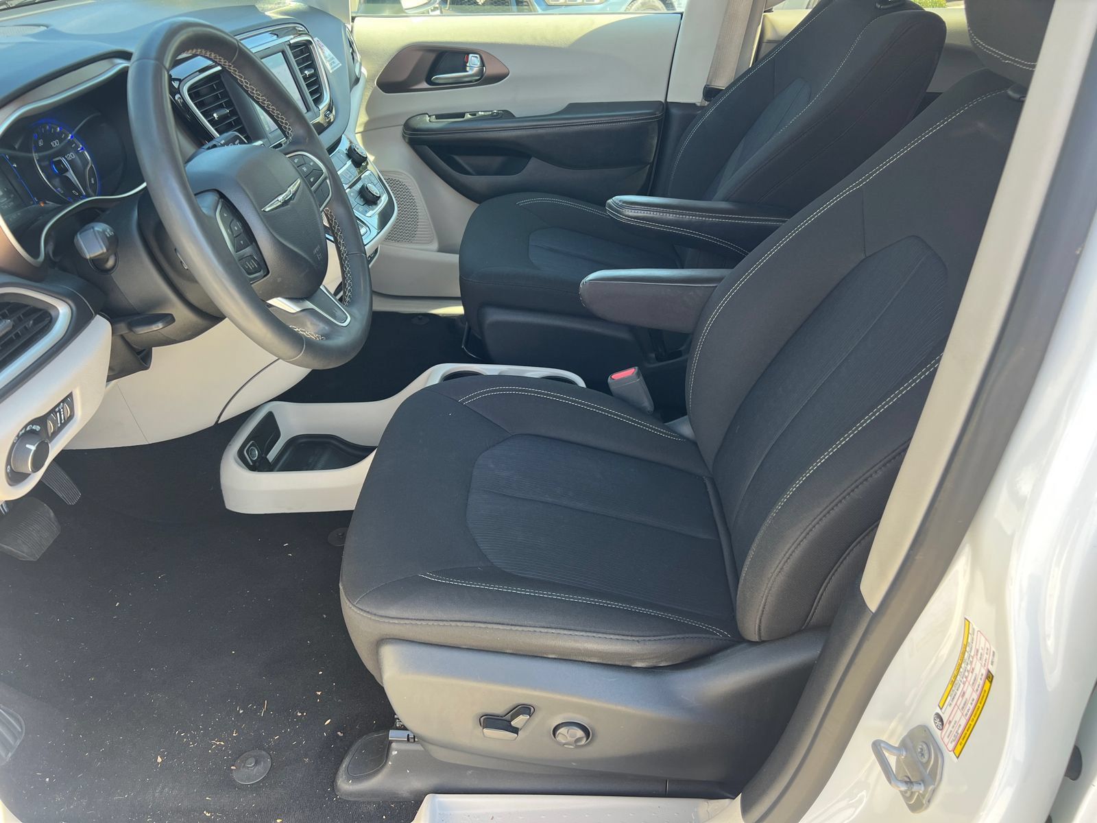 Used 2022 Chrysler Voyager LX FWD image 9