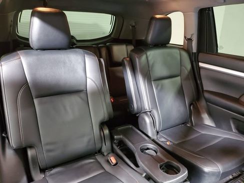 Used 2019 Toyota Highlander XLE image 12