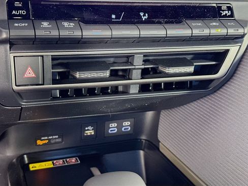 New 2026 Toyota Camry Hybrid FWD image 19