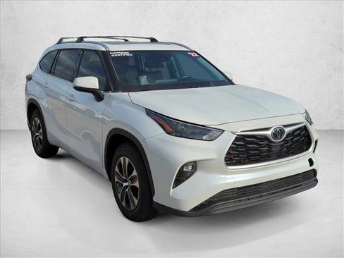 Used 2022 Toyota Highlander XLE FWD image 3