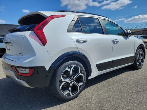 Used 2023 Kia Niro SX Touring image 6