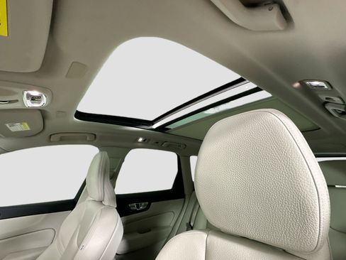 Used 2020 Volvo XC60 T6 Momentum w/ Protection Package Premier image 24