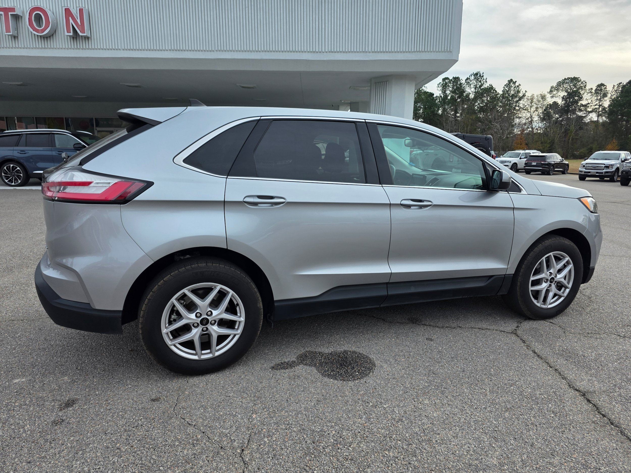 Used 2024 Ford Edge SEL w/ Convenience Package AWD/4WD image 3