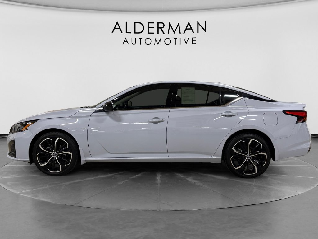 Used 2023 Nissan Altima 2.5 SR w/ SR Premium Package AWD/4WD image 2
