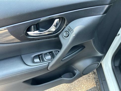 Used 2019 Nissan Rogue SV FWD image 16