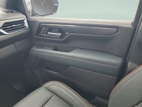 Used 2025 GMC Yukon AT4 w/ AT4 Premium Package AWD/4WD image 13