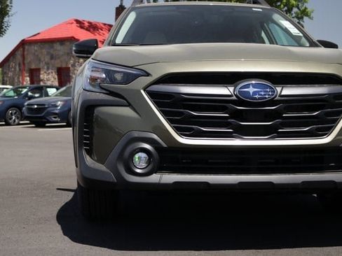 Used 2025 Subaru Outback Premium image 9