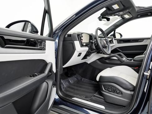 Certified 2026 Porsche Cayenne AWD/4WD image 9