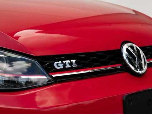 Used 2018 Volkswagen GTI SE image 5