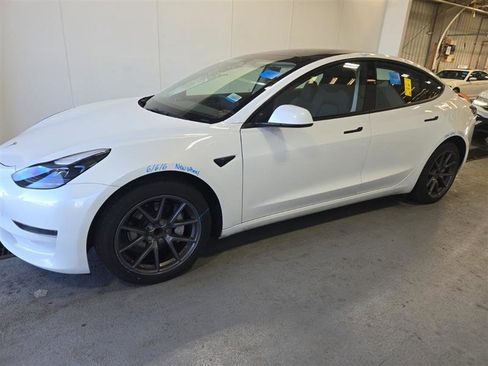 Used 2023 Tesla Model 3 Standard Range image 3