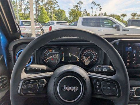 Certified 2025 Jeep Wrangler Unlimited Rubicon AWD/4WD image 27