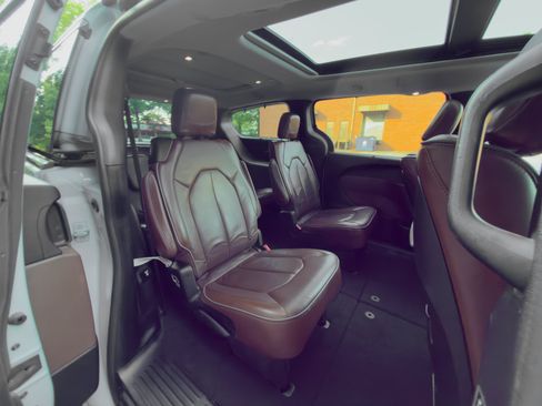 Used 2017 Chrysler Pacifica Limited FWD image 13