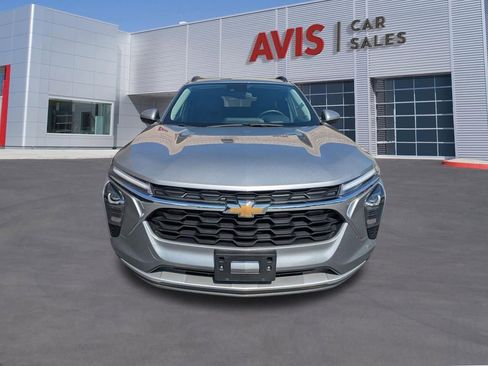 Used 2025 Chevrolet Trax LT w/ LT Convenience Package FWD image 2