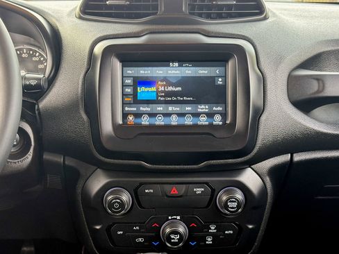 Used 2018 Jeep Renegade Latitude image 19