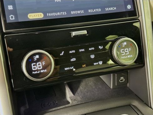 Used 2024 Land Rover Discovery Metropolitan Edition image 18