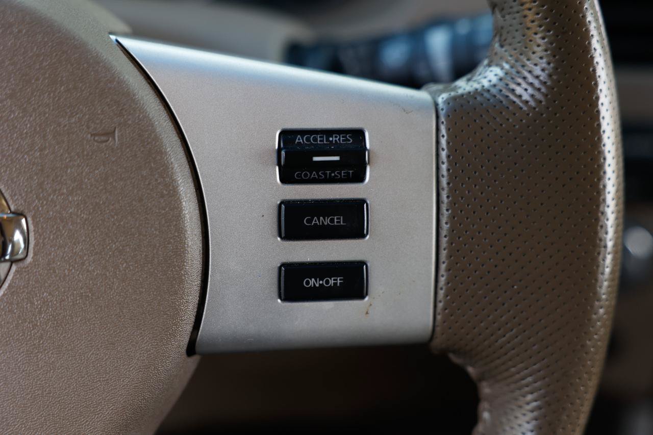 Used 2009 Nissan Pathfinder LE AWD/4WD image 29