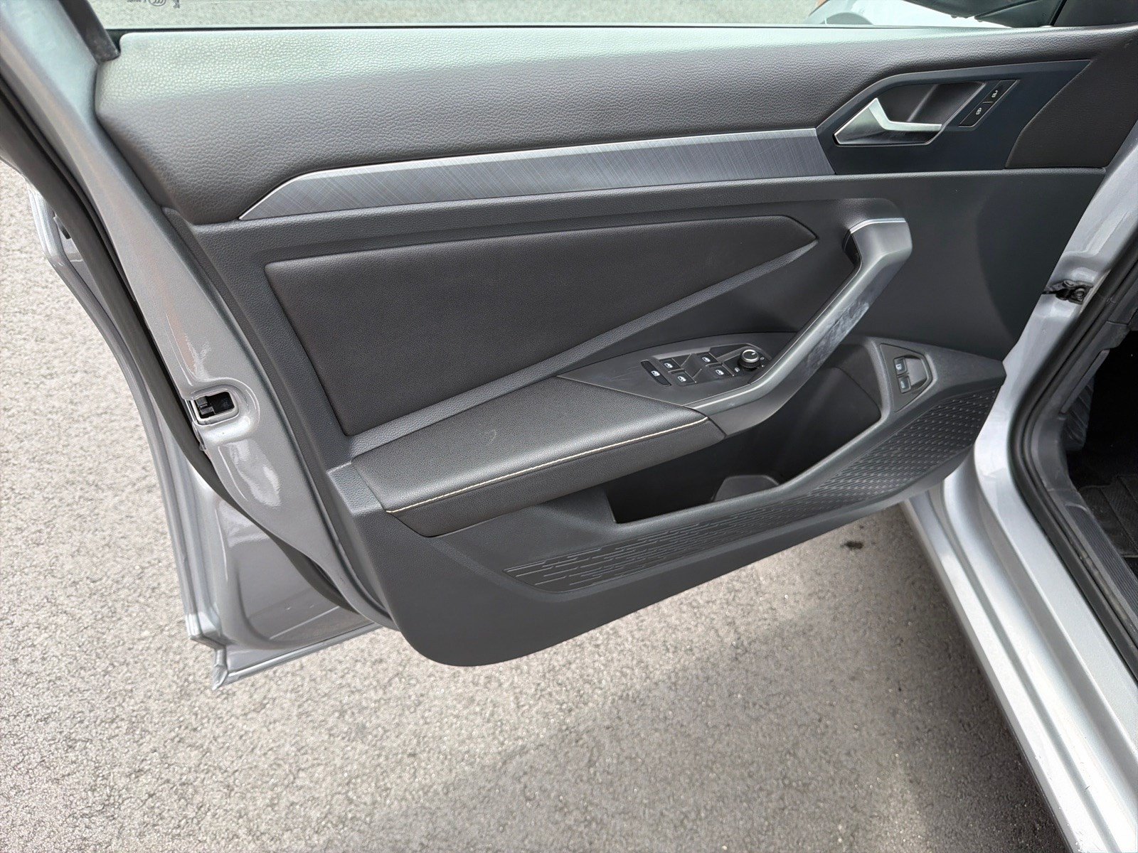 Used 2024 Volkswagen Jetta SE FWD image 10