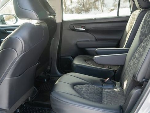 Used 2024 Toyota Highlander XLE image 12