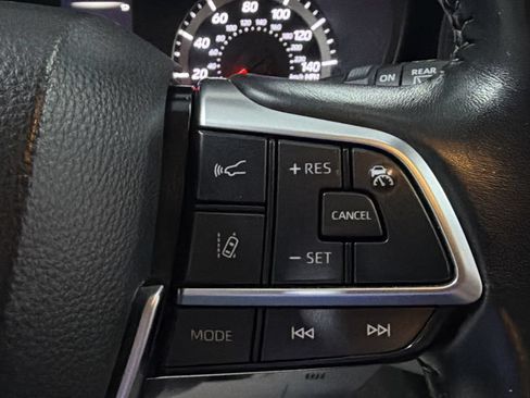 Used 2021 Toyota Highlander LE FWD image 17