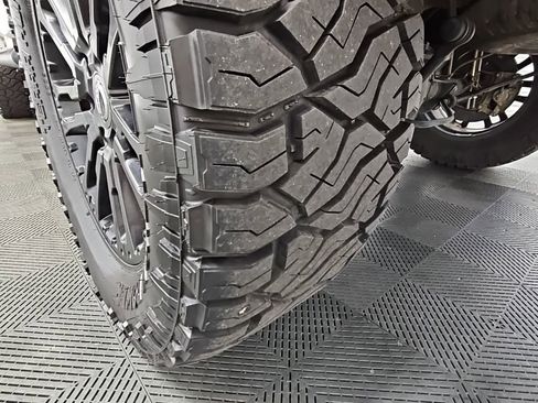 Used 2018 Nissan Titan SL w/ Midnight Edition image 43