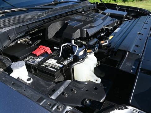Used 2024 Nissan Titan SV AWD/4WD image 14