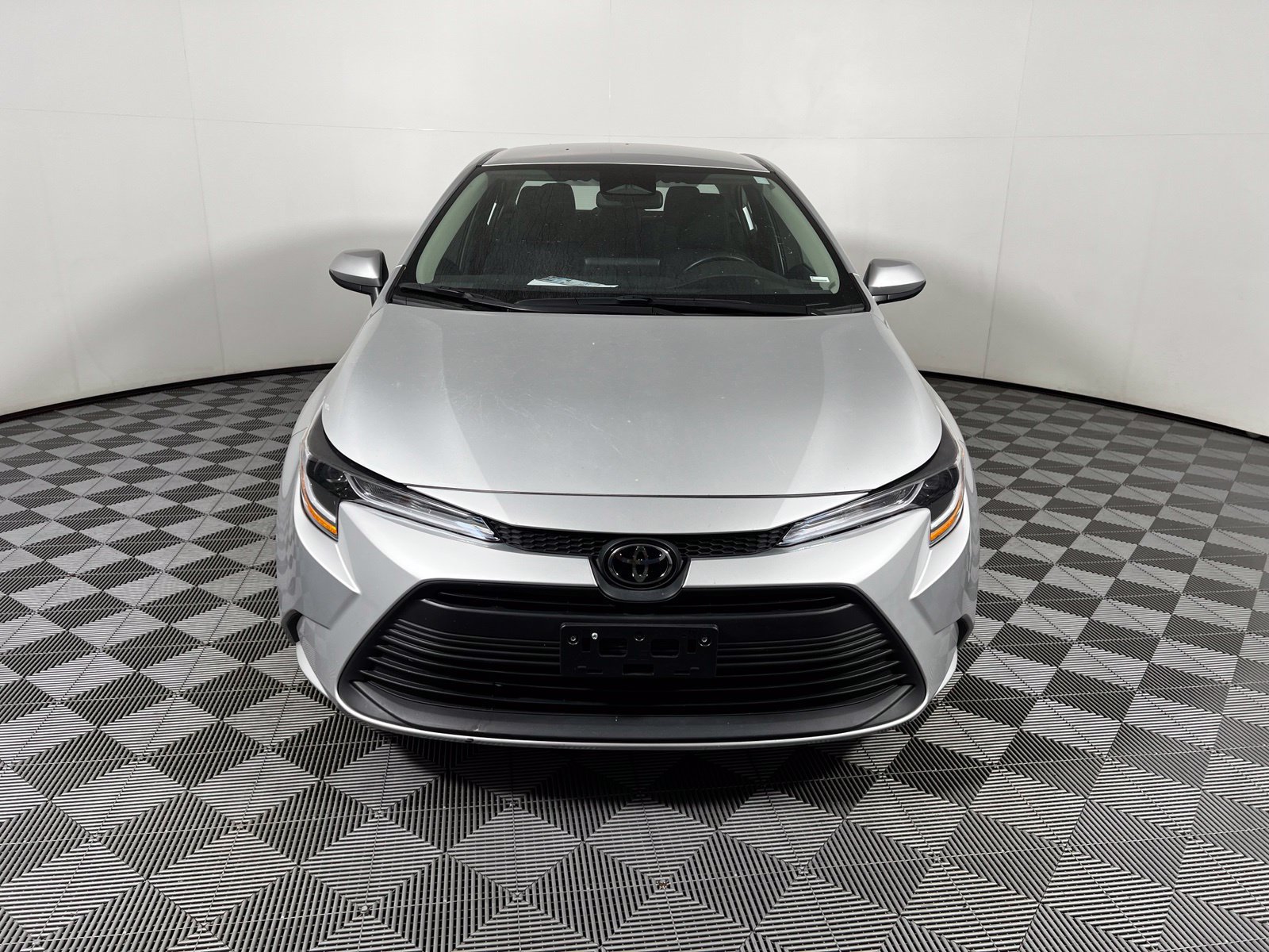 Used 2020 Toyota Corolla LE FWD image 2