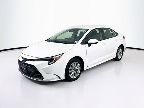 Used 2024 Toyota Corolla LE w/ LE Convenience Package image 3