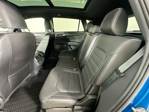 Certified 2024 Volkswagen Atlas Cross Sport SEL R-Line AWD/4WD image 36