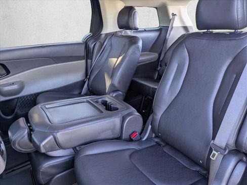 Used 2025 Kia Carnival SX image 19