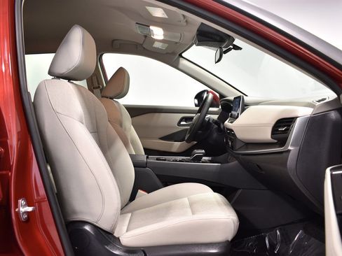 Used 2025 Nissan Rogue SV image 34