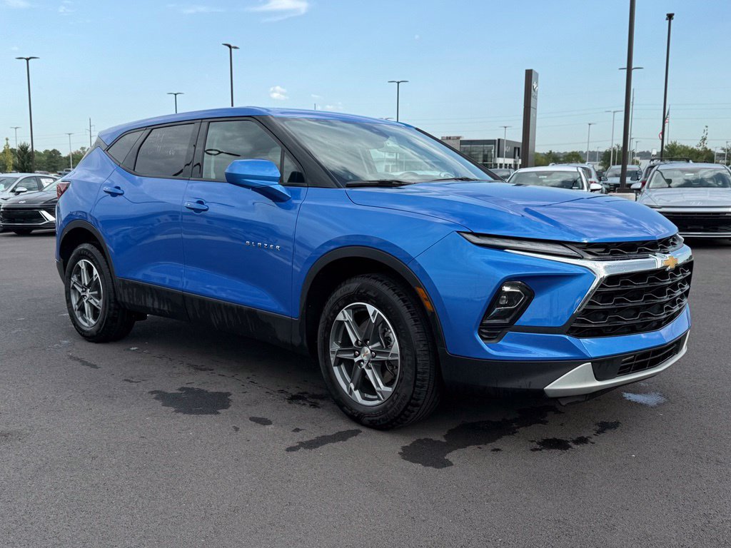 Used 2025 Chevrolet Blazer LT AWD/4WD image 3