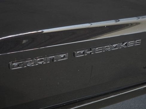 Used 2018 Jeep Grand Cherokee Altitude image 11