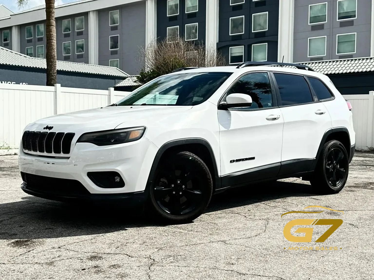 Used 2019 Jeep Cherokee Latitude Plus FWD image 1