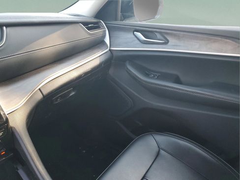 Used 2023 Jeep Grand Cherokee Limited image 22