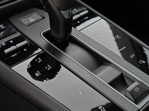 Certified 2022 Porsche Macan S AWD/4WD image 21