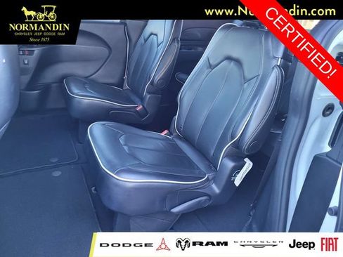 Certified 2025 Chrysler Pacifica Limited FWD image 16