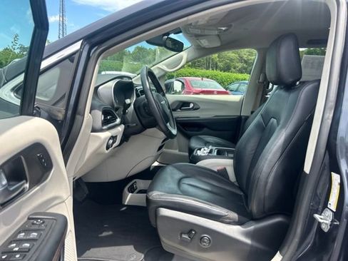Used 2020 Chrysler Pacifica Touring-L FWD image 16