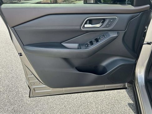 Used 2023 Nissan Rogue Platinum w/ Platinum Premium Package FWD image 15